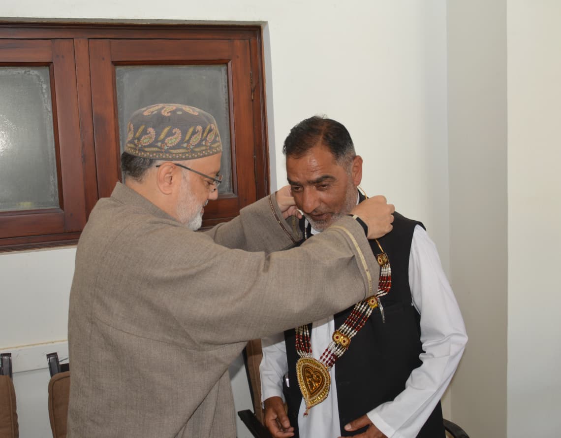 JKPCOfficial's tweet photo. Renowed Educationist Khurshid Ahmad Parray from Singpora Pattan joined JKPC today at DAR-UL-JAWAD .
JKPC Sr. Leader and General Secretary Org Molvi @imranrezaansari warmly welcomed him. https://t.co/hkiAt1jWY8