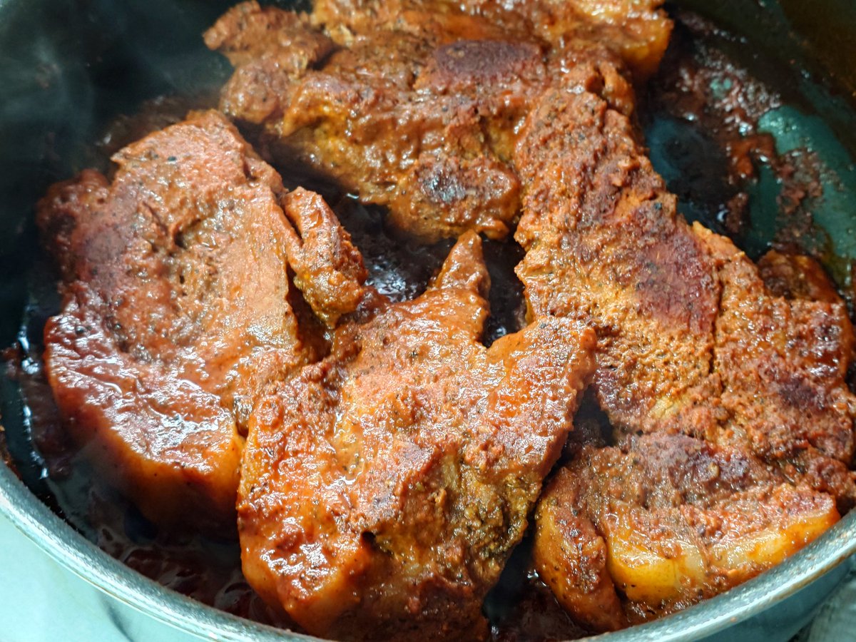 evian's tweet photo. ミートガイの豚肩ロース肉でプルドポークを作ってる。90分ほど煮込むと水分が飛んで煮詰まるので、BBQソース（ブリスケット買った時の残り）を加えながら仕上げ。肉をトングで押さえて大きいフォークで肉の繊維に沿って引き��き（プル）、肉の内部が出たらソースを絡めて更に煮込んで冷ましたら完成。 https://t.co/4cxnERwUOA