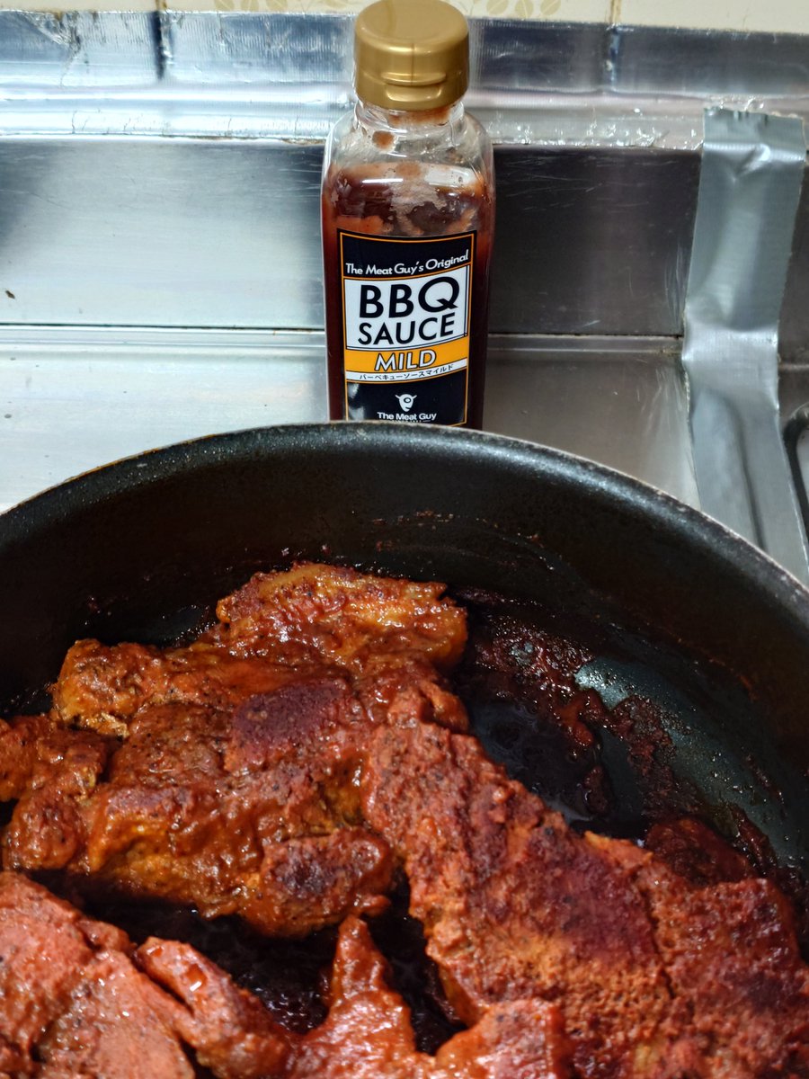evian's tweet photo. ミートガイの豚肩ロース肉でプルドポークを作ってる。90分ほど煮込むと水分が飛んで煮詰まるので、BBQソース（ブリスケット買った時の残り）を加えながら仕上げ。肉をトングで押さえて大きいフォークで肉の繊維に沿って引き��き（プル）、肉の内部が出たらソースを絡めて更に煮込んで冷ましたら完成。 https://t.co/4cxnERwUOA