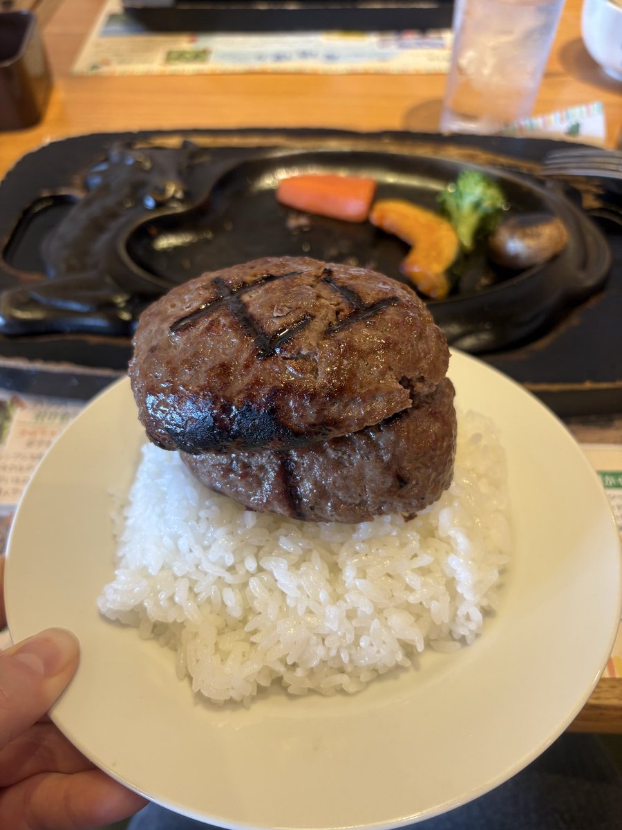OLZakomi's tweet photo. 生肉好きのみんな、さわやかのハンバーグは火が通る前にライス山頂へ避難させよう。生々しいままで食えるよ！

#さわやかハンバーグ #げんこつハンバーグ https://t.co/Im4fN4P20G