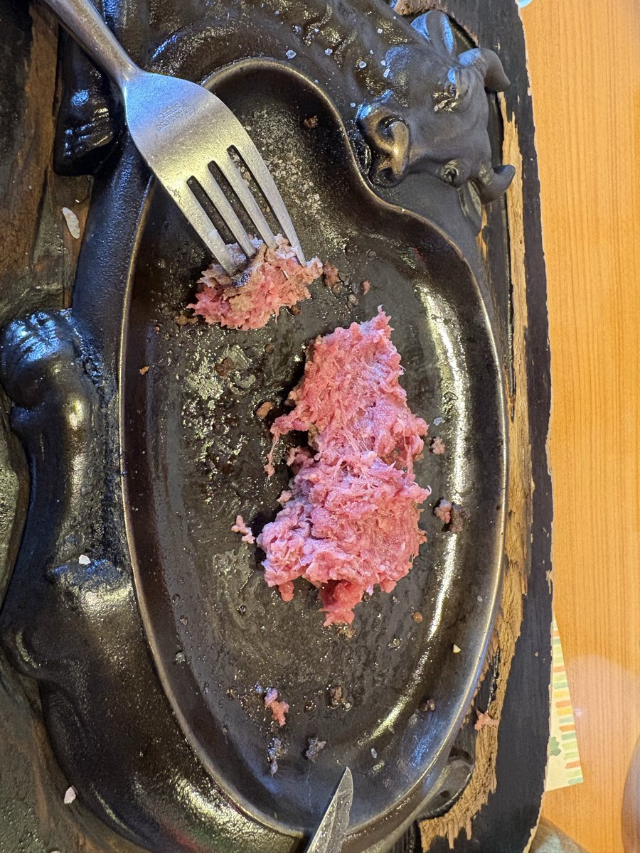 OLZakomi's tweet photo. 生肉好きのみんな、さわやかのハンバーグは火が通る前にライス山頂へ避難させよう。生々しいままで食えるよ！

#さわやかハンバーグ #げんこつハンバーグ https://t.co/Im4fN4P20G