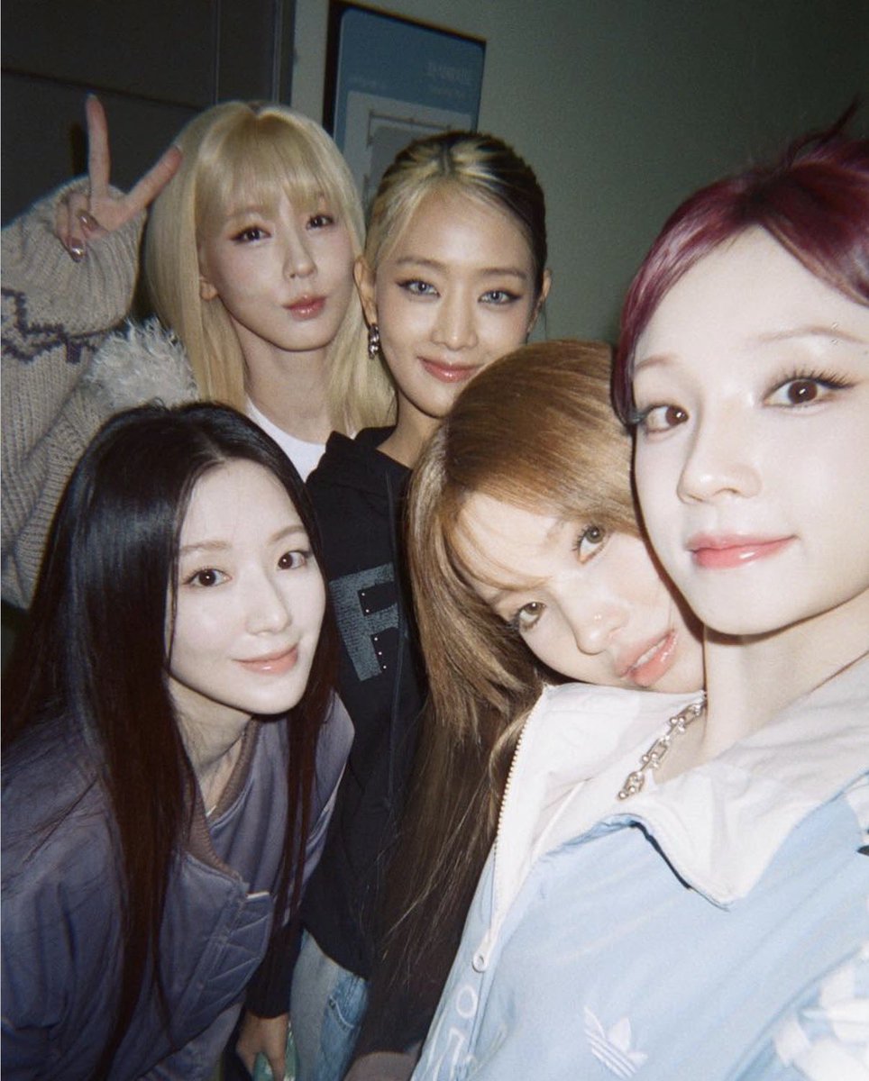 방금 엄망이랑 대화

엄마 오늘 아이들 8주년이야
-벌써 시간이 그래 지났나??
웅
-이제 아이들이 아니라 어른들됐네
ㅋㅋㅋㅋㅋㅋㅋㅋㅋㅋ

#영원할_아이들과_네버버의_시간
#아이들_8주년_끝나지않을_네버랜드