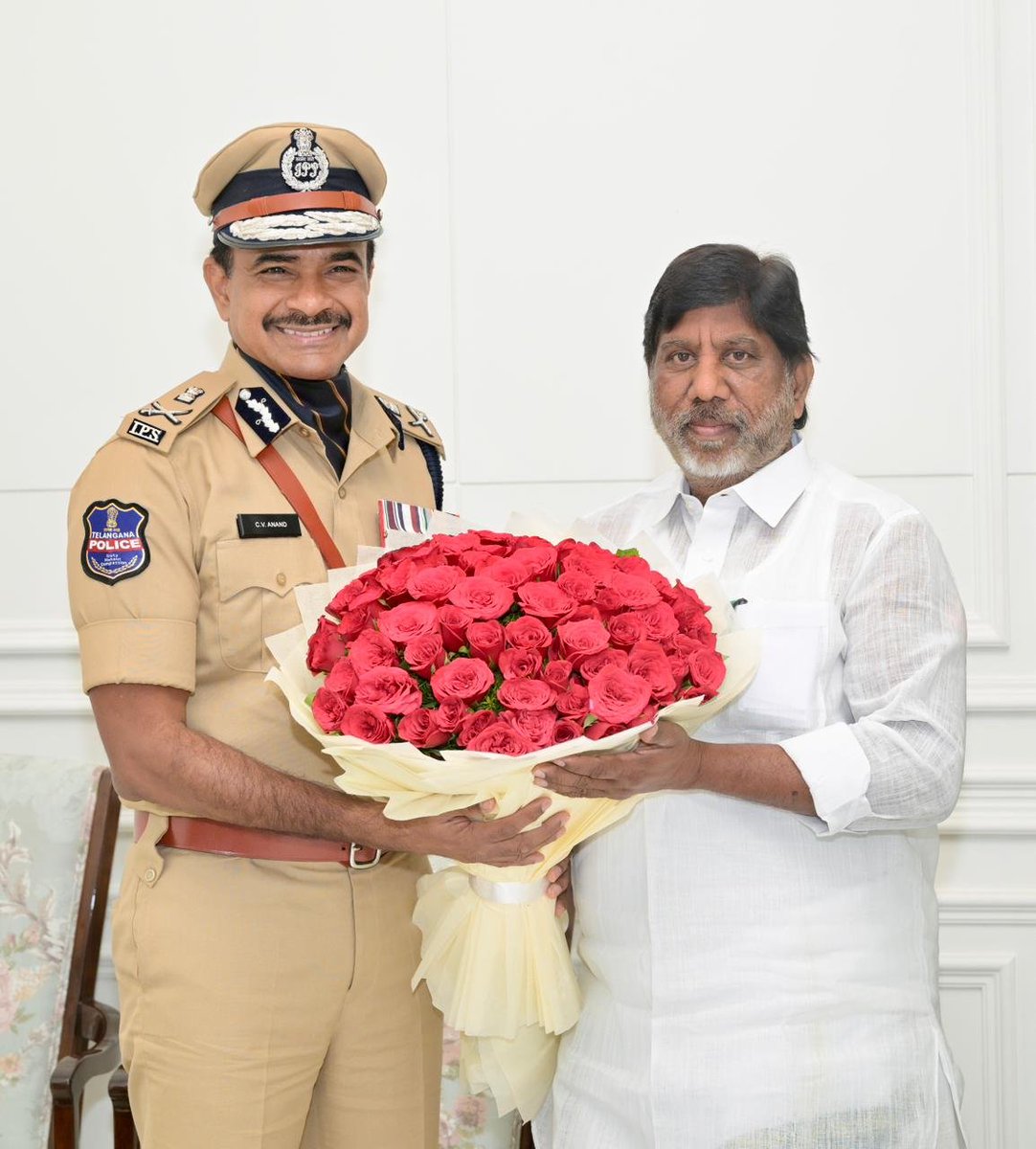 TeluguStride's tweet image. డీజీపీగా బాధ్యతలు చేపట్టిన నేపథ్యంలో డిప్యూటీ సీఎం మల్లు భట్టి విక్రమార్కను ఆయన నివాసంలో మర్యాదపూర్వకంగా కలిసిన సీవీ ఆనంద్

#CVAnand #BhattiVikramarka 
#Telangana