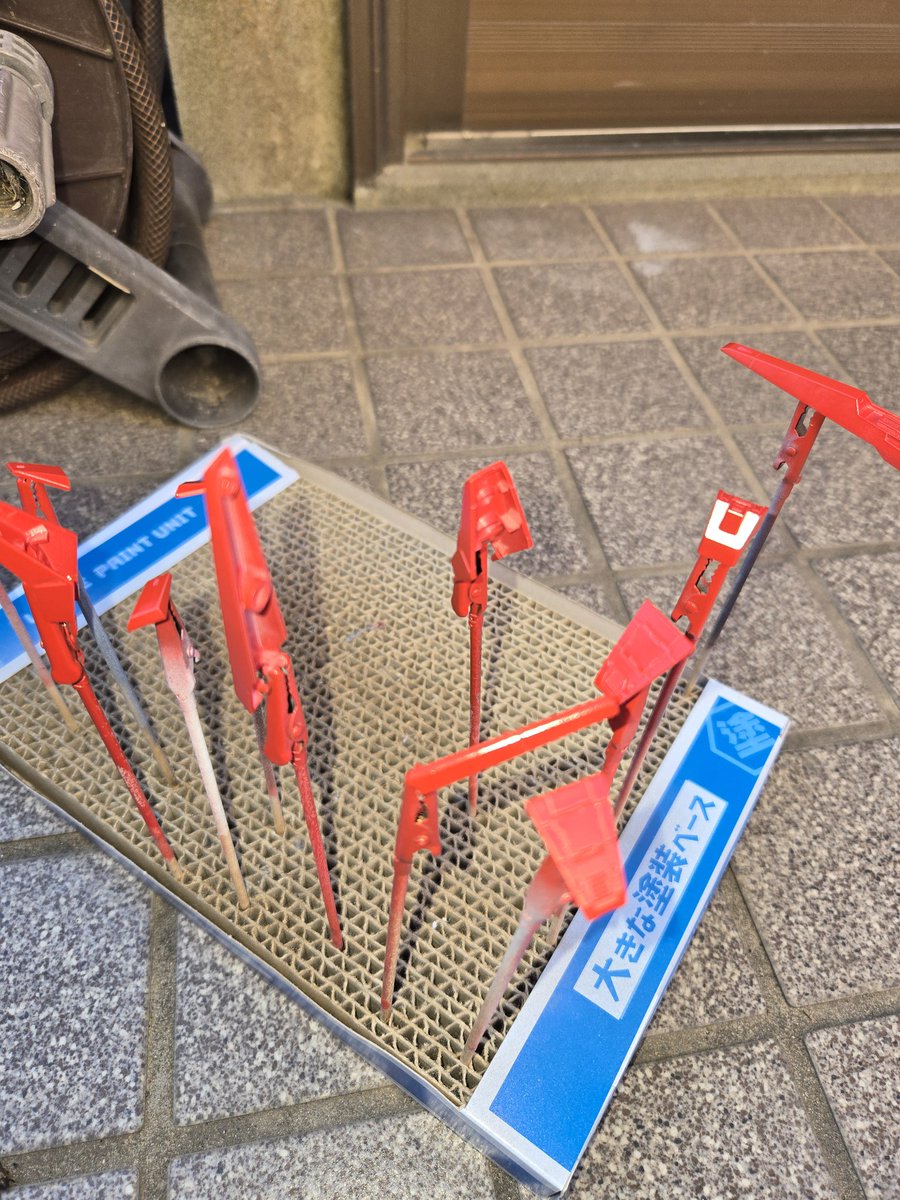 noesis1203's tweet photo. 次男の嫁さんがゼータを作ってましたが分からんってなって放置🤣
ってことで、実家にてシールの��のみ塗装中
久しぶりにしてますがやっぱり塗装は楽しい😁
#ガンプラ好きと繋がりたい https://t.co/lJPQwrYutR