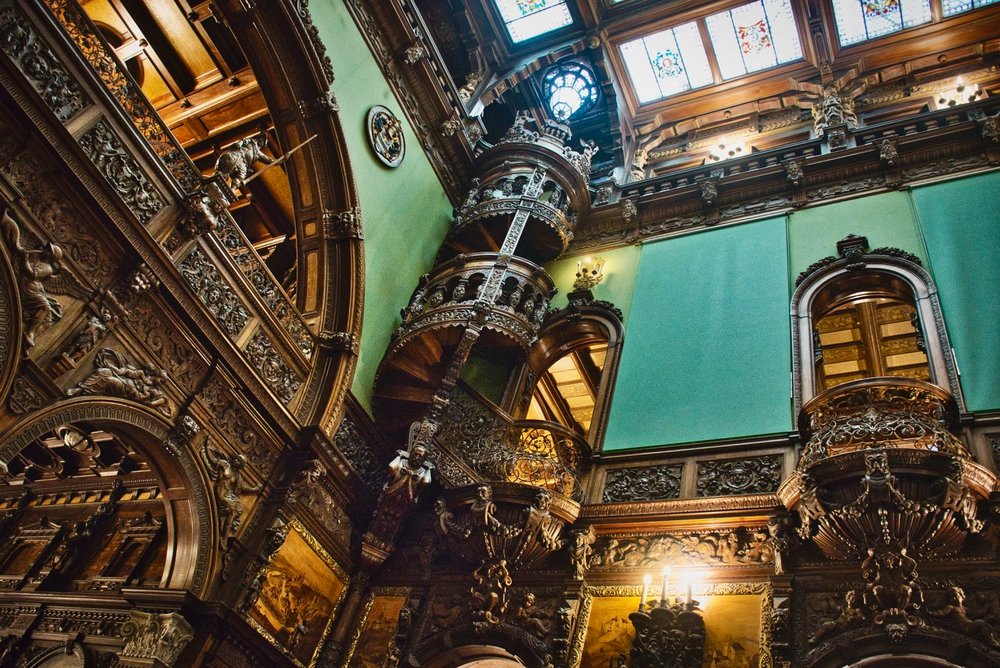 Rincevent_'s tweet image. 🏰✨ À l’intérieur du château de Peleș, chaque salle semble avoir décidé de rivaliser de panache avec la suivante
Bois sculpté, décors somptueux, détails partout : la discrétion n’était pas invitée

📸VBaleha/saxanad/Veebee7

#Peles #Roumanie #Architecture #Chateau #Art #Voyage