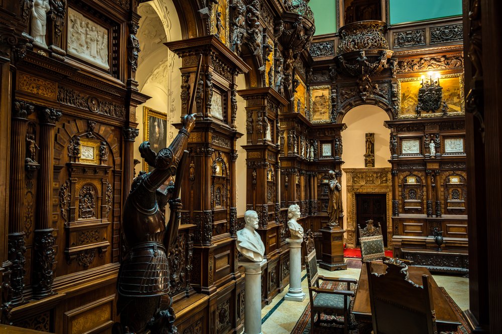 Rincevent_'s tweet image. 🏰✨ À l’intérieur du château de Peleș, chaque salle semble avoir décidé de rivaliser de panache avec la suivante
Bois sculpté, décors somptueux, détails partout : la discrétion n’était pas invitée

📸VBaleha/saxanad/Veebee7

#Peles #Roumanie #Architecture #Chateau #Art #Voyage