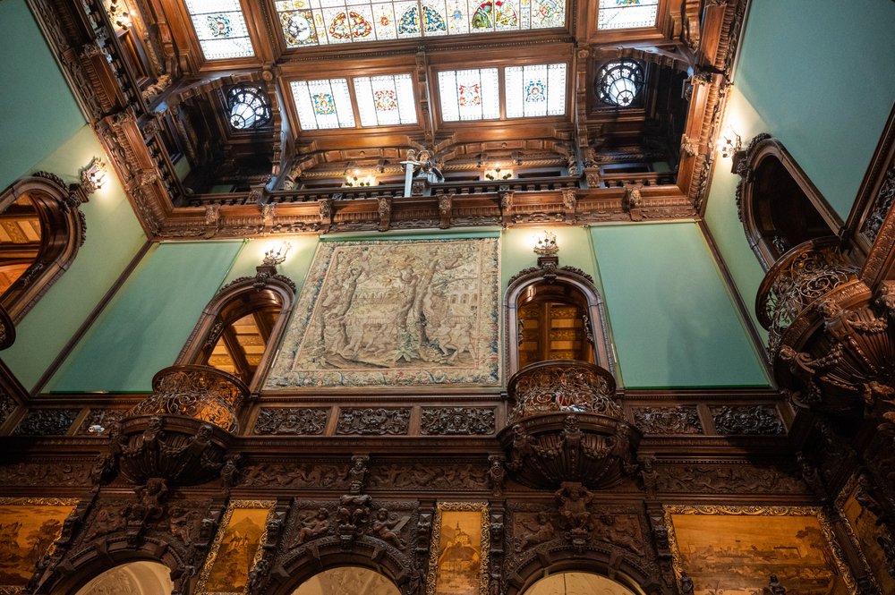 Rincevent_'s tweet image. 🏰✨ À l’intérieur du château de Peleș, chaque salle semble avoir décidé de rivaliser de panache avec la suivante
Bois sculpté, décors somptueux, détails partout : la discrétion n’était pas invitée

📸VBaleha/saxanad/Veebee7

#Peles #Roumanie #Architecture #Chateau #Art #Voyage