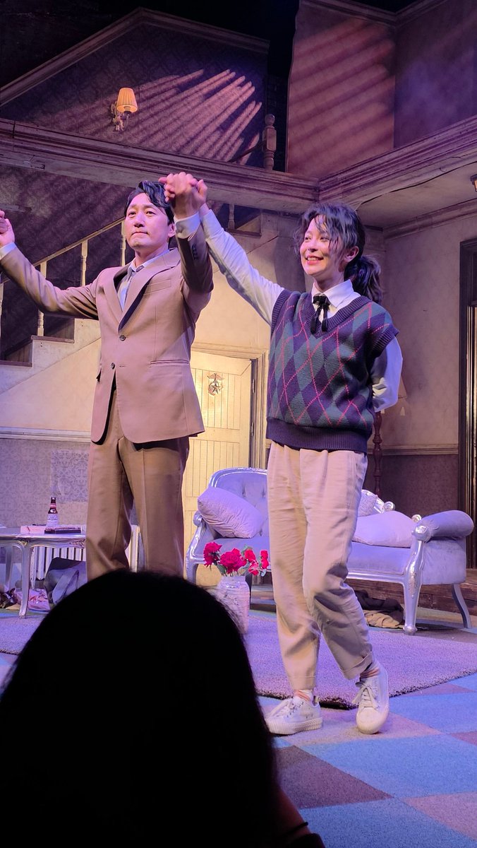 begae_1914's tweet photo. 가로등의 태양조각을 믿는 소년을 보세요... https://t.co/1k9Jh91xW7