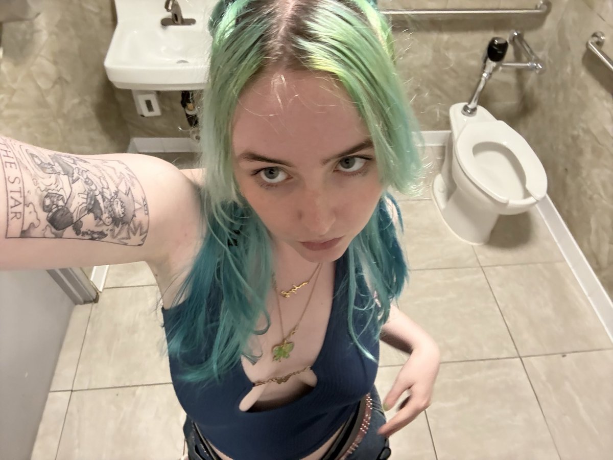 taycesoddly's tweet image. i m drubk #toilet