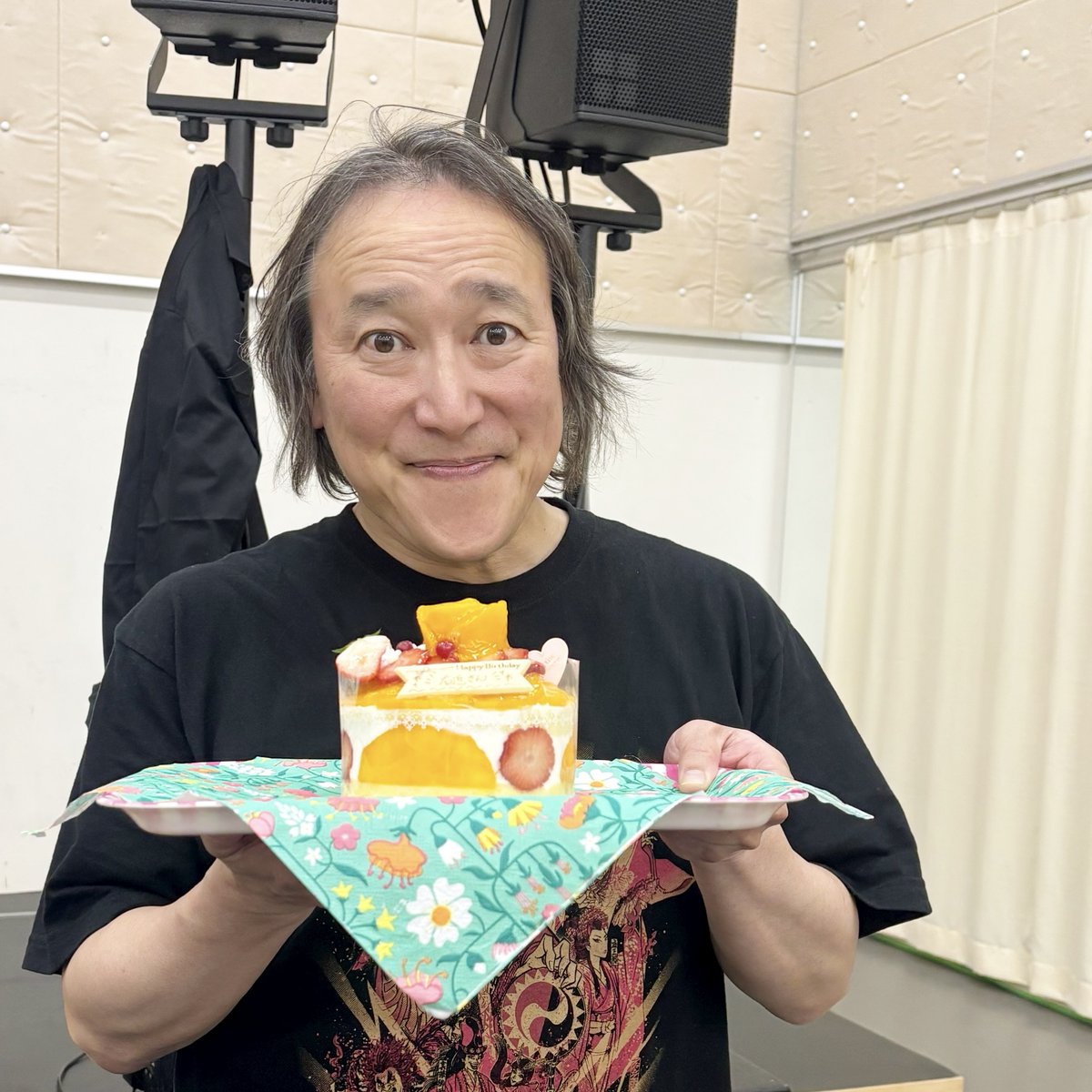 本日5/2は右近さんのお誕生日です！
おめでとうございます！
出演だけでなく、歌唱指導の面でも劇団を大きく支えてくれています。
稽古中の『アケチコ！』はRシリーズの新作「RSP(レヴュー・スチームパンク)」！
歌も踊りも盛りだくさんのため、右近さんも大忙しです。