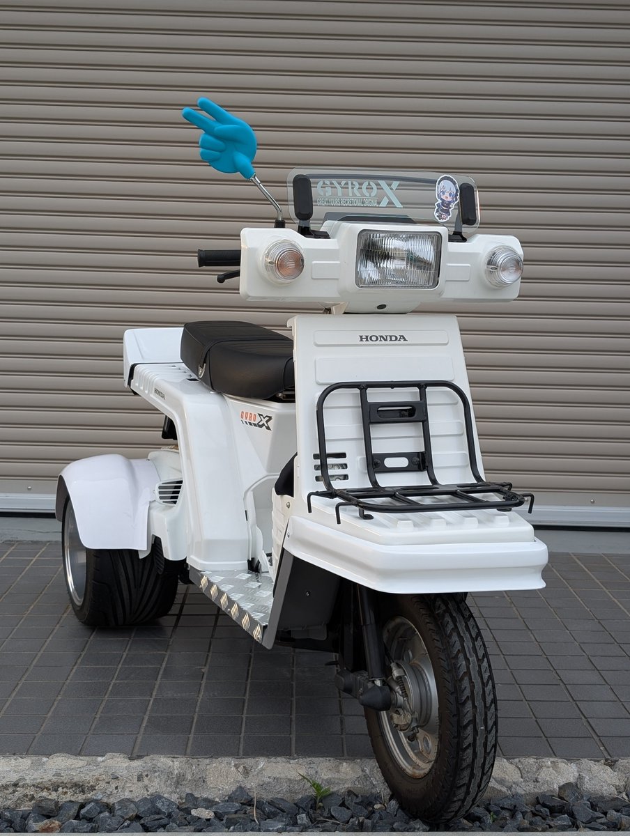 ジャイロXは基本的に色味を抜いてるからミラーが丁度差し色で良いですな。