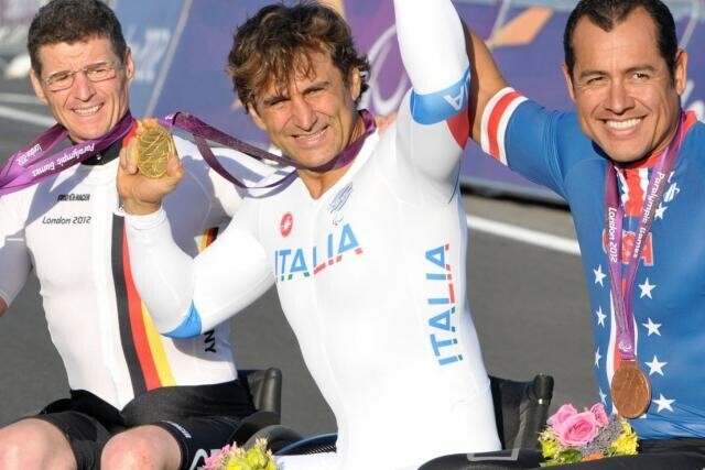 lequipe's tweet photo. Alessandro Zanardi, ancien pilote devenu athlète paralympique, est mort à 59 ans

➡️ https://t.co/7XllcaBN56 https://t.co/52nSfRRPFr