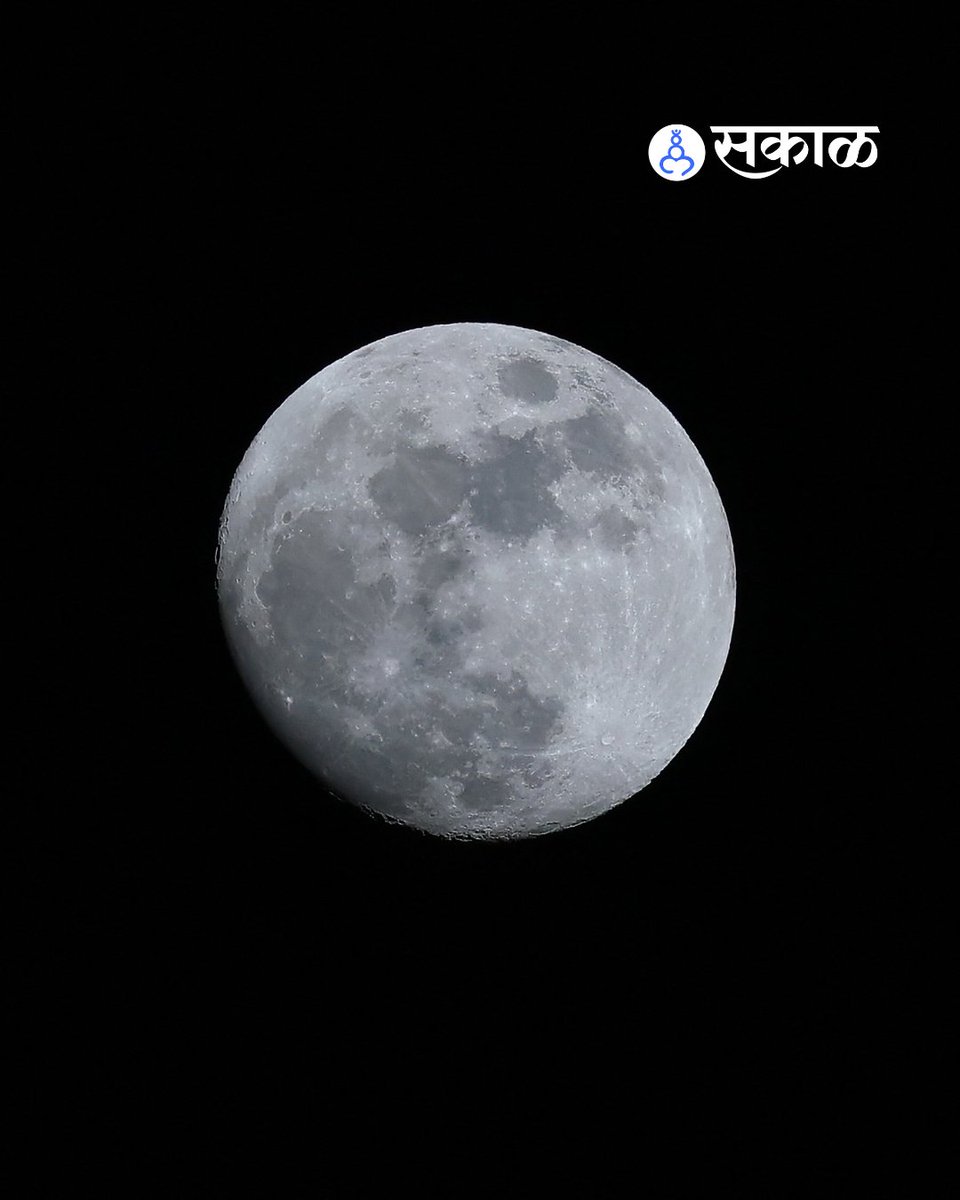 SakalMediaNews's tweet photo. मे महिन्यात दिसणारा 'फ्लाॅवर मून' रात्रीच्या आकाशात आपला सुंदर आणि सोनेरी प्रकाश पसरवत जगभरातील आकाशरेषा अधिक मोहक बनवत आहे. सध्या याच मनमोहक चंद्राचे फोटो समोर आले आहेत.
#flowermoon #fullmoon #nightsky #nature #moon #maymoon https://t.co/MSYOoDjrCg