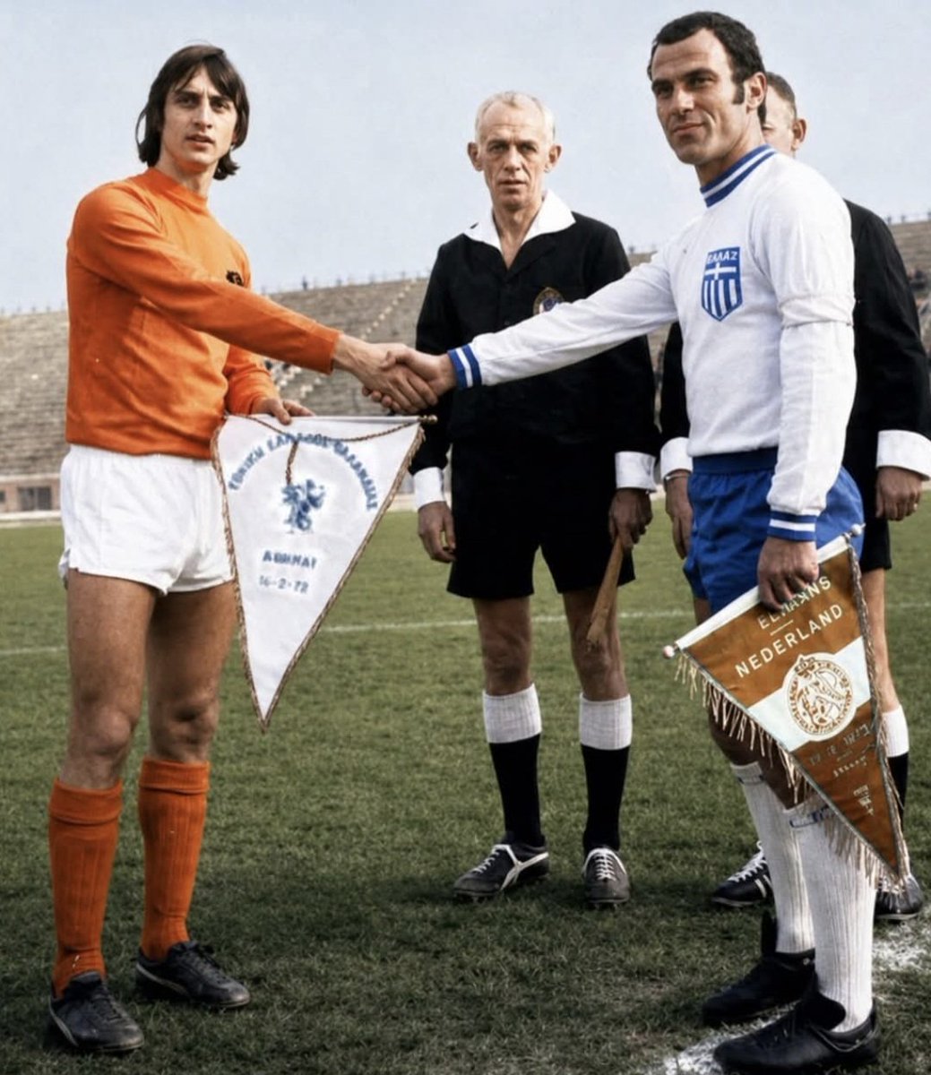 fussballgeekz's tweet image. Johan Cruyff &amp;amp; Mimis Domazos; after their #EuropeanCupFinal encounter of 1971 at #Wembley, meet again (16/2/1972) - 🇬🇷🇳🇱 - at the Karaiskakis, Piraeus.
JC and the #Oranje won again, this time 5-0; Barry Hulshoff (2), Johan Neeskens &amp;amp; Cruyff (2) scoring the goals.