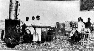 arifhudaikoken's tweet photo. I. Dünya Savaşında Osmanlı ordusunun çölde kullandığı seyyar röntgen cihazi ve yaralı bir askerin röntgen çekimi.
#rontgen #medicalhistory https://t.co/JKVCDSODIe