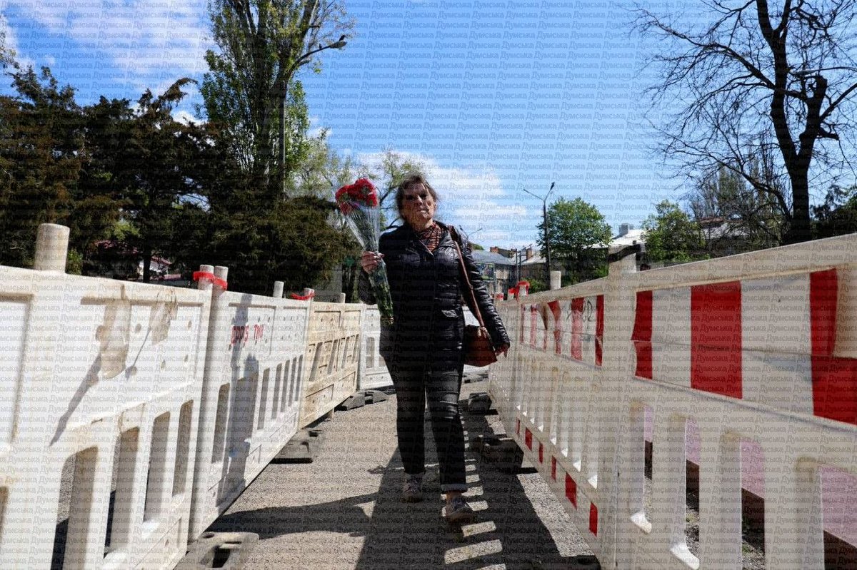 UaArtem's tweet photo. Вони несуть квіти...
Вони, які сиділи 4 зими без світла та тепла. Ті, хто кожну ніч можуть загинути від шахеда...
"Спасібо росія ".
Ця гниль зміниться лише коли подохне. А подохне вона вже скоро. https://t.co/Hb95uJT2bM