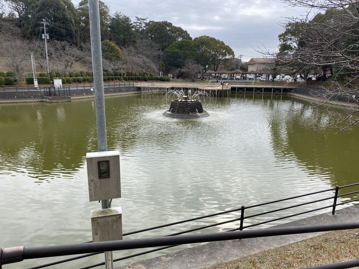 11RyuK11's tweet photo. ルールを守れない釣り人があまりにも多いです。

地元のメジャーフィールドですが、デッキ上、通路、橋の上は「釣り禁止」です。
禁止場所での釣りはやめてください。

#甘木公園
#バス釣り https://t.co/H8FPGXSxxR