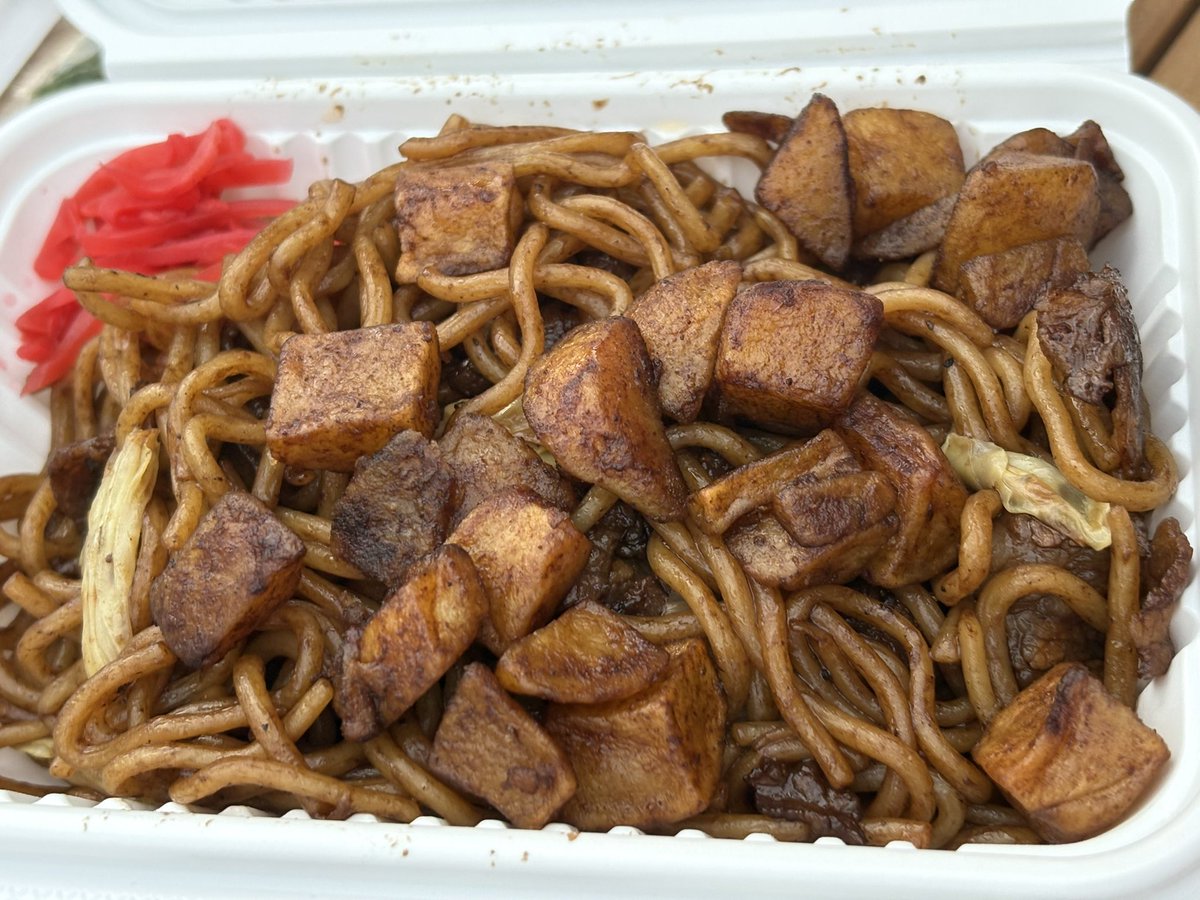 akipiano's tweet photo. 栃木に来たのでいもフライとイモ入り焼きそば🥔 https://t.co/FHDjSmAUGc