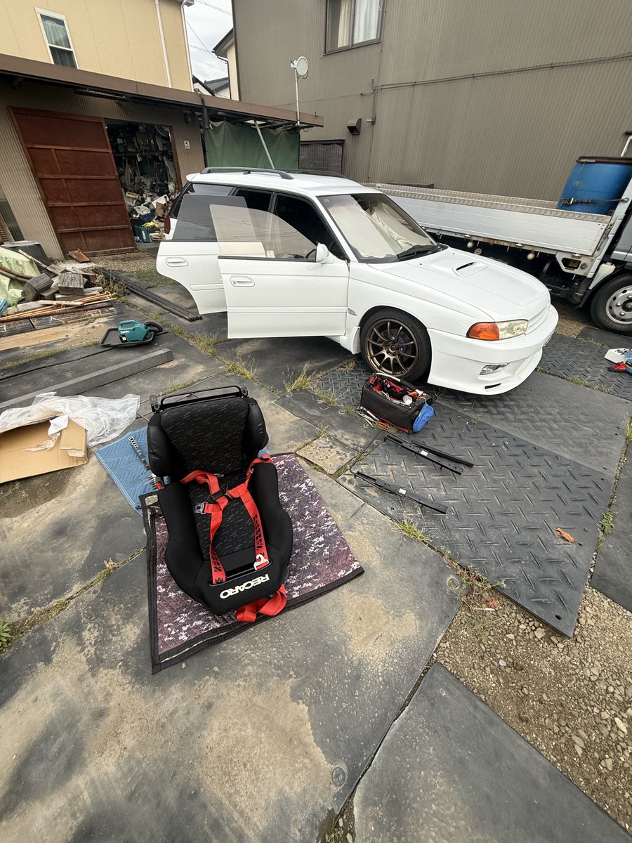 710_Ti's tweet photo. シートレール交換して爪折りしてちょっとフェンダー広がった https://t.co/fvNuVD6mlS