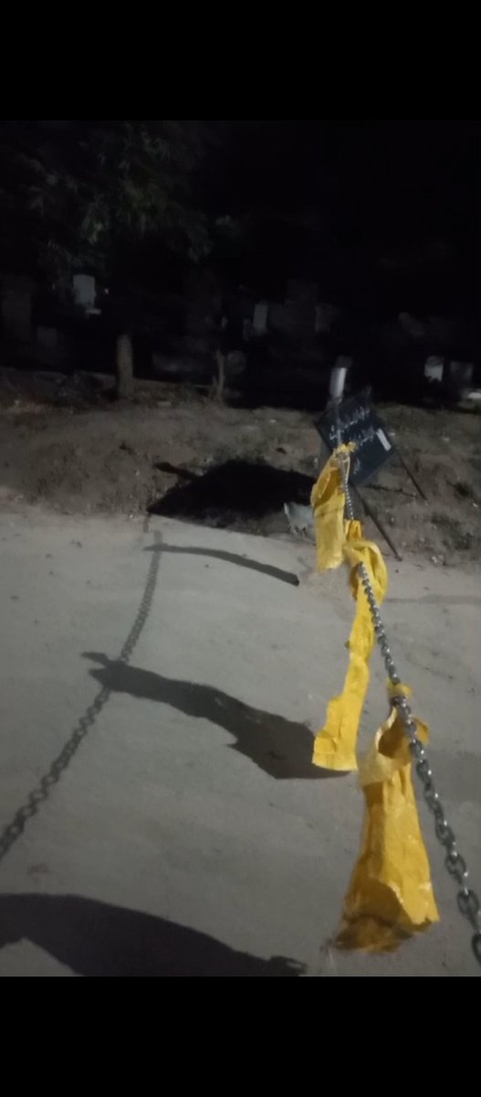Tauqeer968's tweet photo. @fatimaanilapk @dranamfatima @CDAthecapital Blocking the road by poles and chain, cutting the whole phase 3 of the graveyard is quite strange and hurtful to the already broken people.  

This chain doesn't look if the people on the other side are elderly or teenagers. 

Please be sympathetic and give multiple accesses https://t.co/jgafz1iiKf