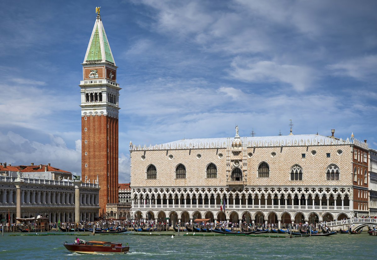 dutchbuildings's tweet image. "Palazzo Ducale" in #Venice 🇮🇹 is a Venetian gothic palace and the historic seat of the Doge and Venetian Republic's government. Originally built as a fortified palace around 810, its current form began in the 14th century under Doge Bartolomeo Gradenigo. It features