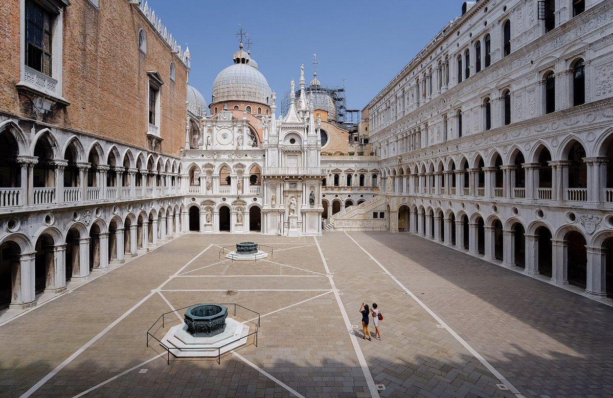 dutchbuildings's tweet image. "Palazzo Ducale" in #Venice 🇮🇹 is a Venetian gothic palace and the historic seat of the Doge and Venetian Republic's government. Originally built as a fortified palace around 810, its current form began in the 14th century under Doge Bartolomeo Gradenigo. It features