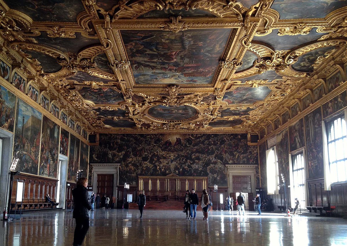 dutchbuildings's tweet image. "Palazzo Ducale" in #Venice 🇮🇹 is a Venetian gothic palace and the historic seat of the Doge and Venetian Republic's government. Originally built as a fortified palace around 810, its current form began in the 14th century under Doge Bartolomeo Gradenigo. It features
