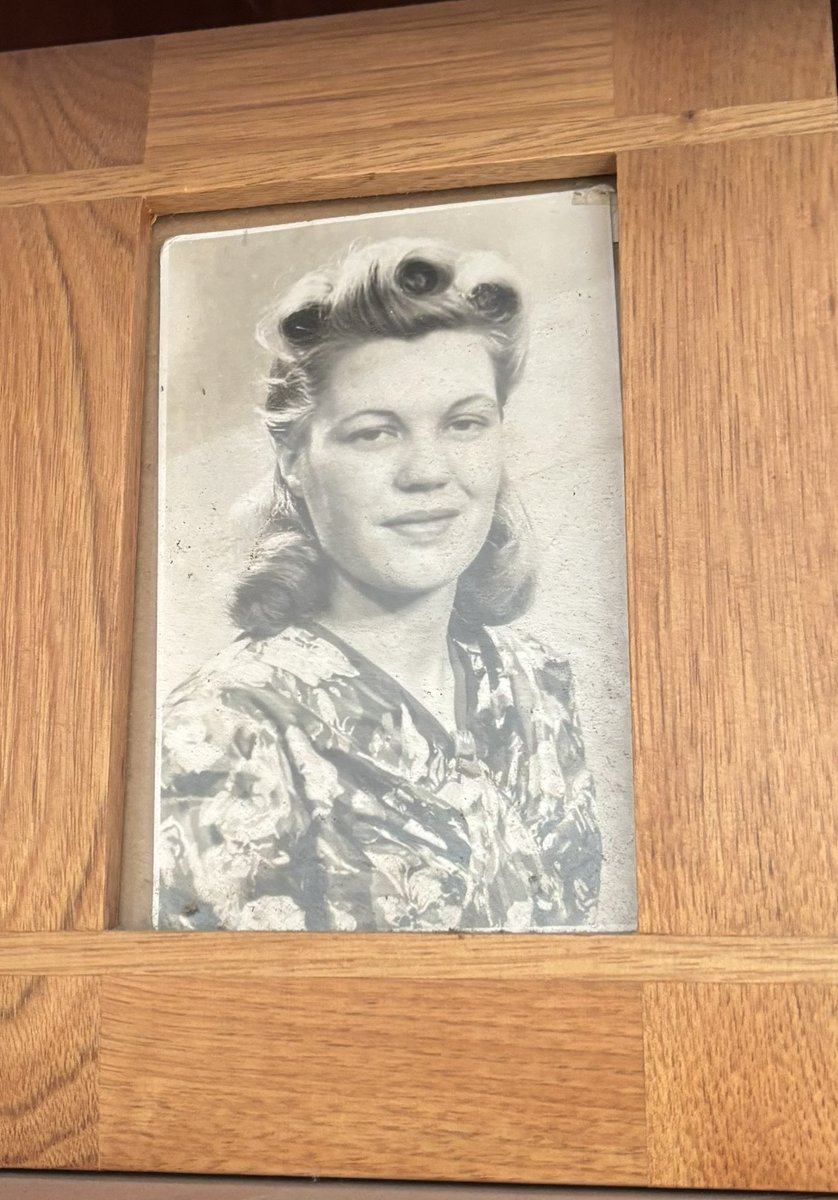GloriaJudd810's tweet image. # My Mum - That’s 1940s hair #Style