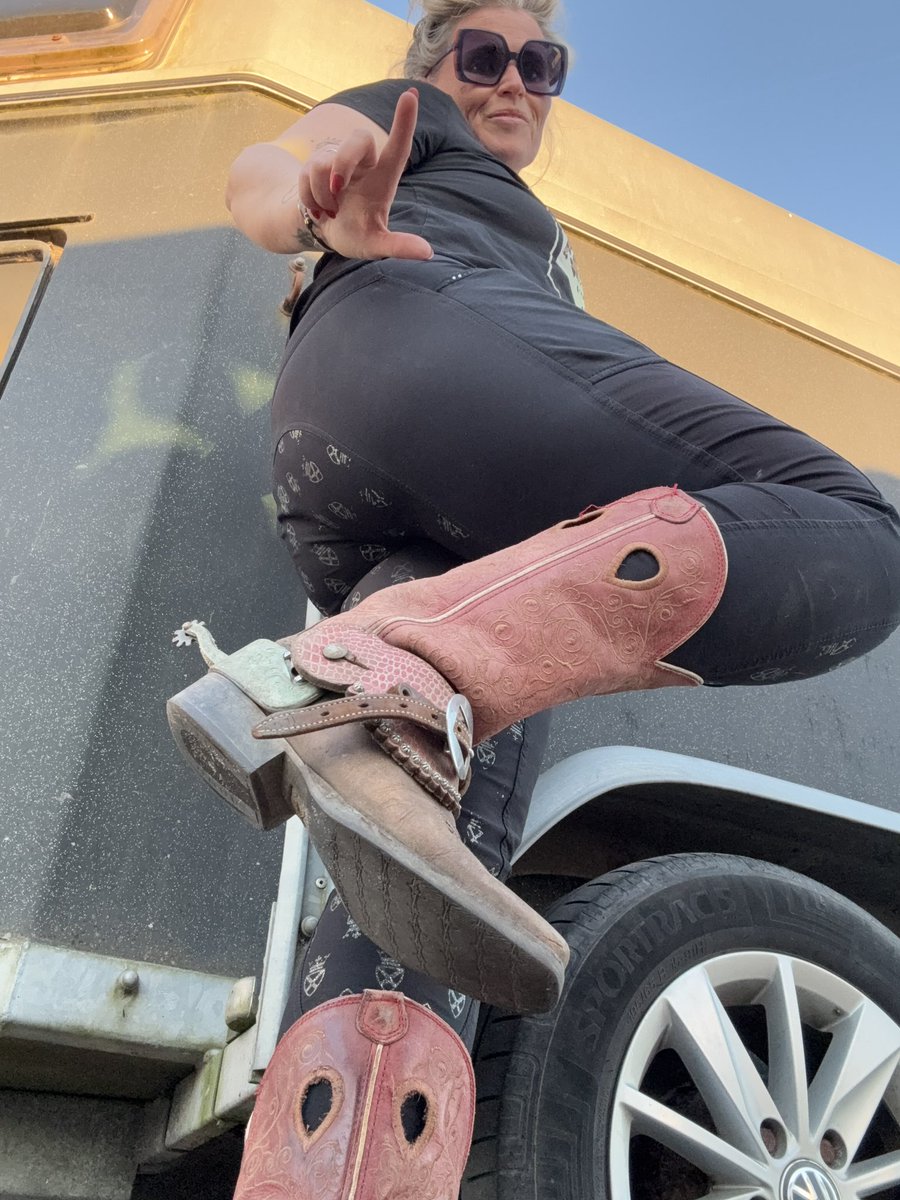 TheCurvyGoddes's tweet photo. Empty your Wallet, lick my spurs, clean my boots! This is what your weekend is supposed to look like!
Like en RT losers
#boots #feet #voeten #ridingboots #stableboy #trampling https://t.co/QyTny3bB4i
