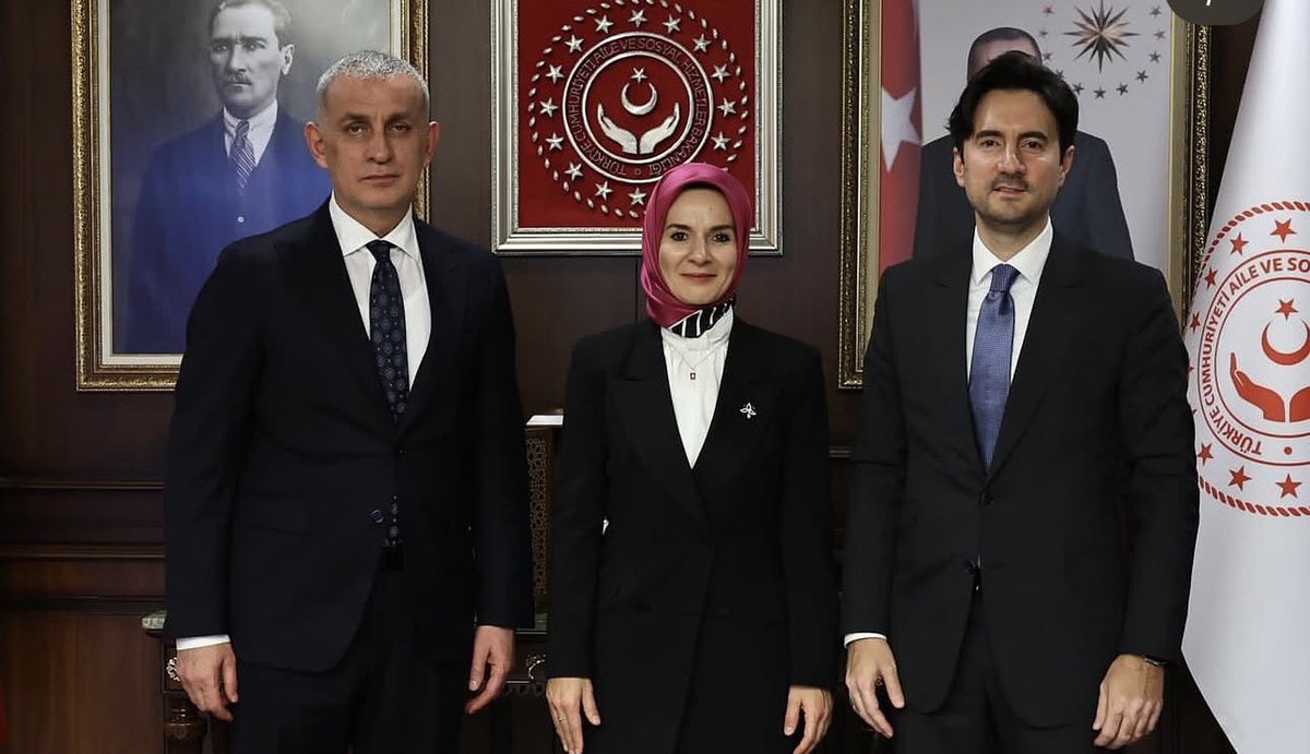 CAN_1_4_5_3's tweet image. #1Mayıs

Aile ve Sosyal Hizmetler Bakanı Mahinur Özdemir Göktaş'ın yanında gururla poz veren ve Soma'da yerdeki madenciye tekme atmasıyla bilinen Yusuf Yerkel, AKP tarafından Türkiye Futbol Federasyonu Başkanı İbrahim Hacıosmanoğlu'na Başdanışman olarak görevlendirilmiş.