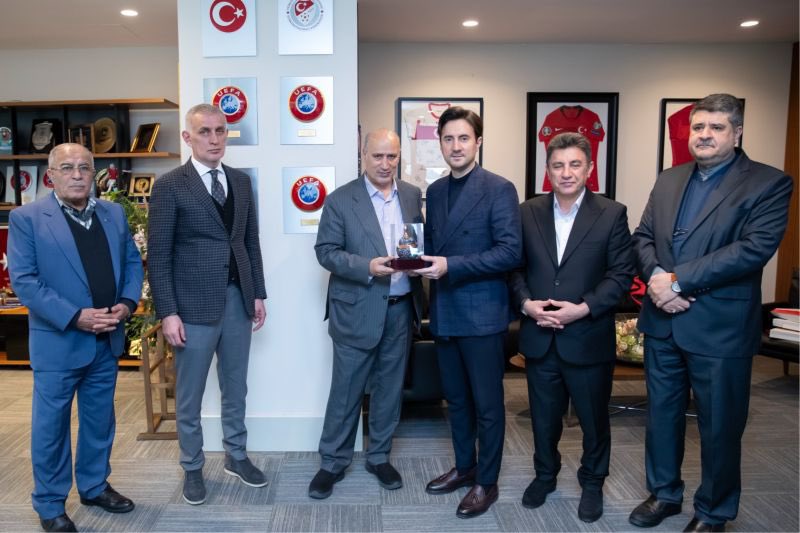 CAN_1_4_5_3's tweet image. #1Mayıs

Aile ve Sosyal Hizmetler Bakanı Mahinur Özdemir Göktaş'ın yanında gururla poz veren ve Soma'da yerdeki madenciye tekme atmasıyla bilinen Yusuf Yerkel, AKP tarafından Türkiye Futbol Federasyonu Başkanı İbrahim Hacıosmanoğlu'na Başdanışman olarak görevlendirilmiş.