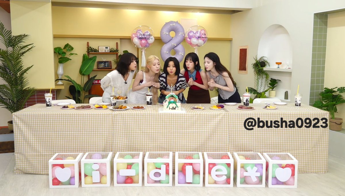 아이들 8주년 완전완전 축하해~
엊그제 데뷔한 거 같은데 이렇게 8주년을 맞이하니까 기분이 완전 싱숭생숭 너무 기뻐서 설레 
7월에 컴백하는 것도 왕 기대하고 있을게 오래오래 함께하쟈~
오늘도 고맙고 사랑해~!!
#아이들_8주년_8리_같이_놀자