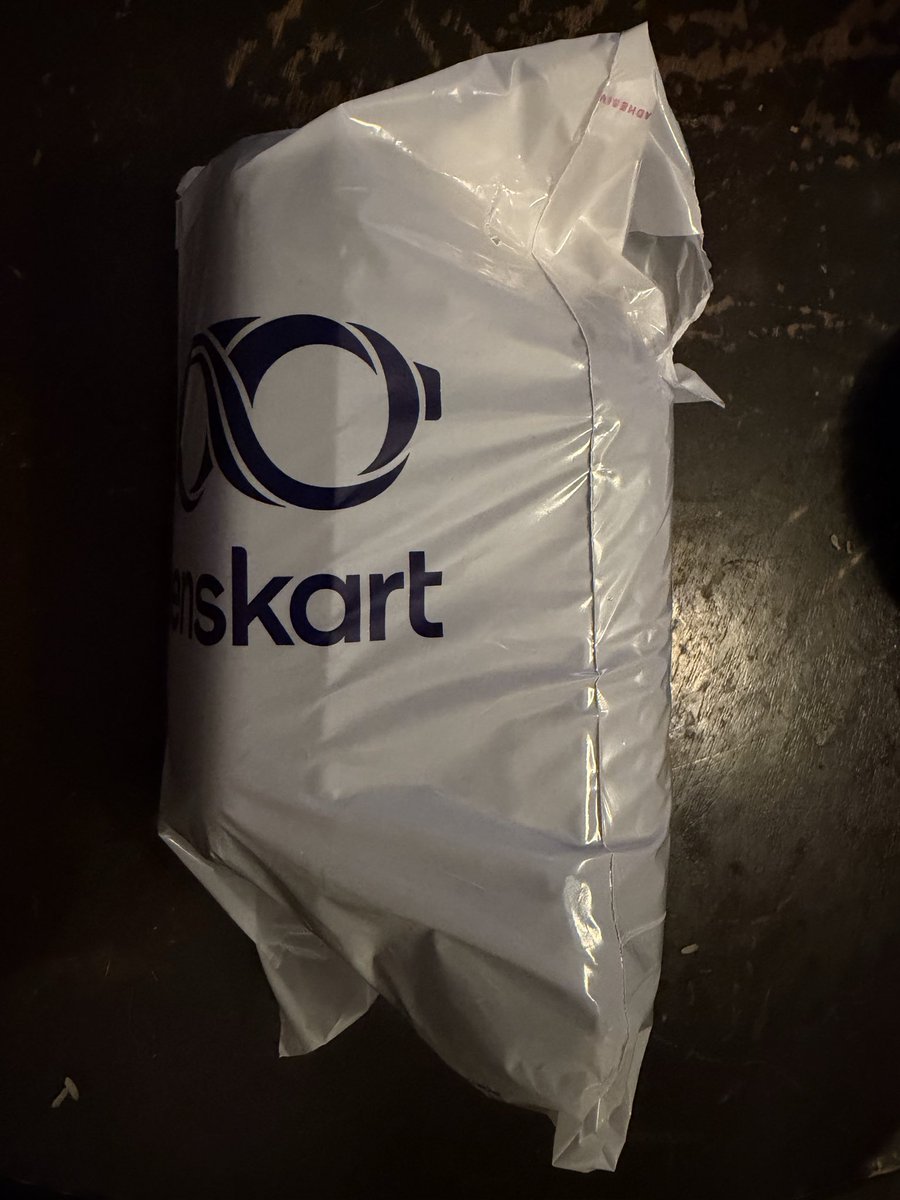 chucks06's tweet photo. This is how @Lenskart_com packs an order worth 13k when a customer goes to the store to pick up, Just because they had no carry bags but wiling to give another on-spot promotional offer wonder how they are running such campaign’s ? ps- this was at andheri link road https://t.co/8kROBGaHWJ