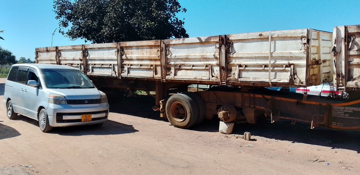 MdalaMox's tweet photo. Honorable Mayor @DavidColtart please help! Pelandaba residents have been plagued by this nuisance of a car park for years The trucks park in the middle of the road outside the car park, disrupting the safe passage of vehicles using the road. https://t.co/cG5i9p00g0