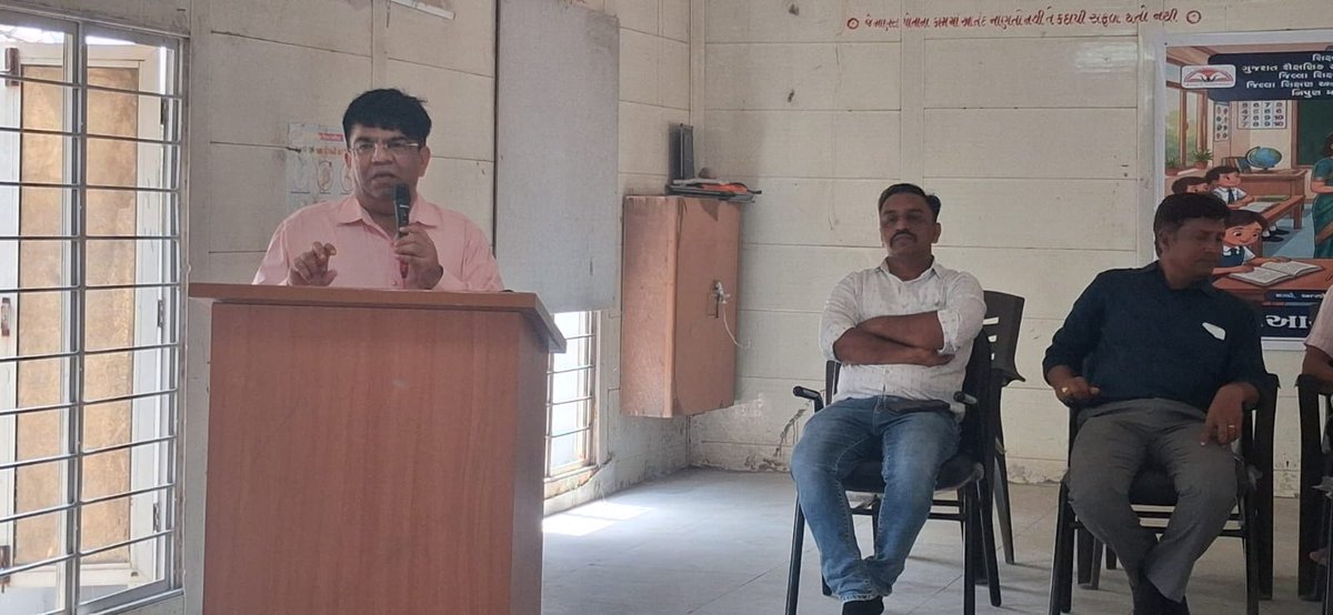 DPEOMehsana's tweet photo. ખેરાલુ તાલુકા ના 101 પ્રાથમિક શાળાના આચાર્યશ્રીઓને વાંચન થી વિકાસ , FLN તથા પરખ અને NEP 20-20 ના હેતુઓ સિદ્ધ કરવા માટે શૈક્ષણિક અને વહીવટી સંબંધિત વિષયો સાથે માન. DPEO સાહેબ શ્રી મહેસાણા તરફથી માર્ગદર્શન આપવામાં આવ્યું. https://t.co/rmB0dW2smu