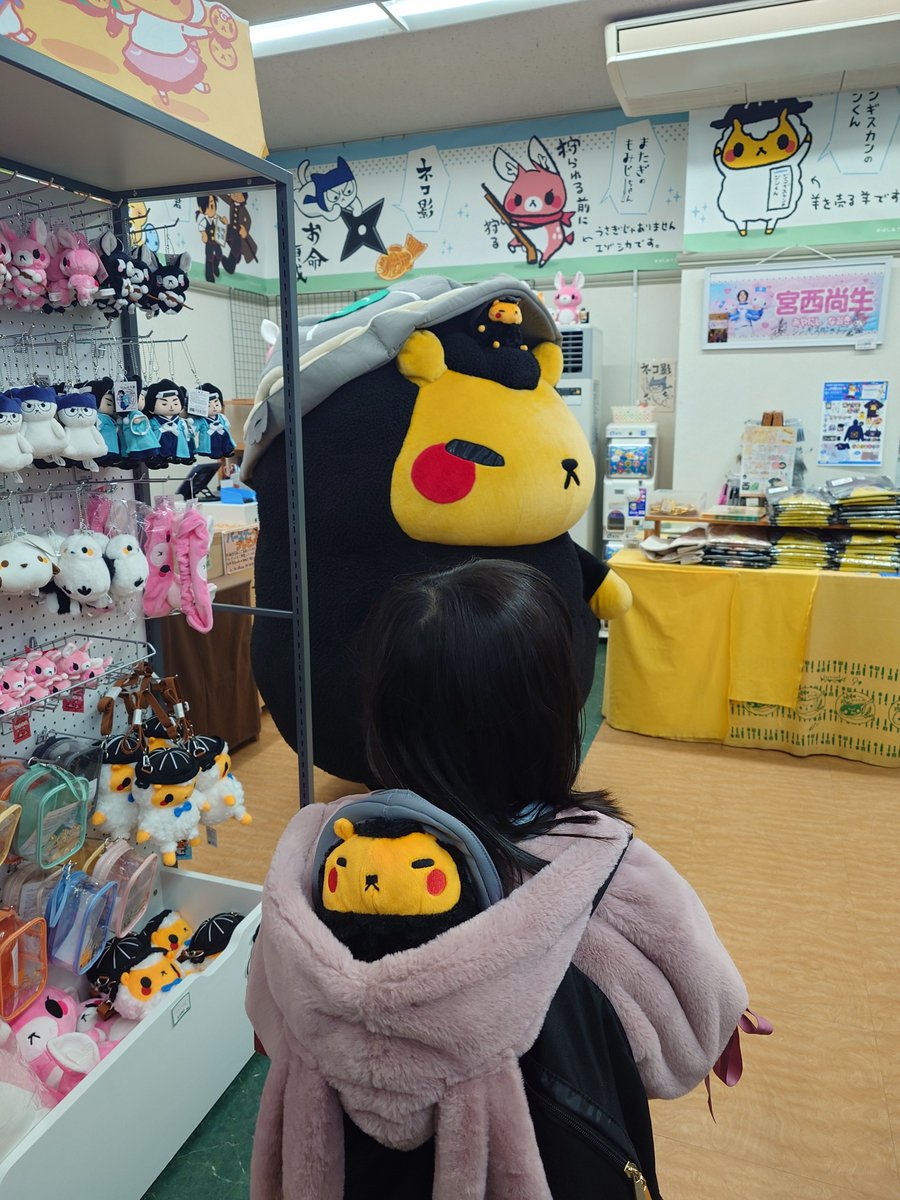 ギスくん連れてきてたんかい（笑）お留守番って言ってたのに、リュックに入ってた！
#ジンギスカンのジンくん
#札幌帰省
