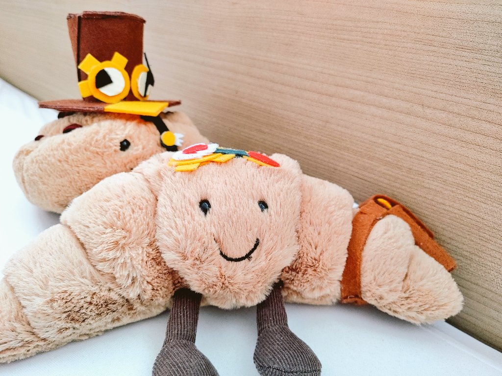 mun_nwi_'s tweet photo. #croisstime
#timecroi
Back when there were absolutely no plush merchandise items for them, I once bought Croissant and Pain au Raisin dolls from Jellycat and made their outfits myself. (They are still at my house. The clothes are a bit worn, though.) https://t.co/UJr39kGqNF