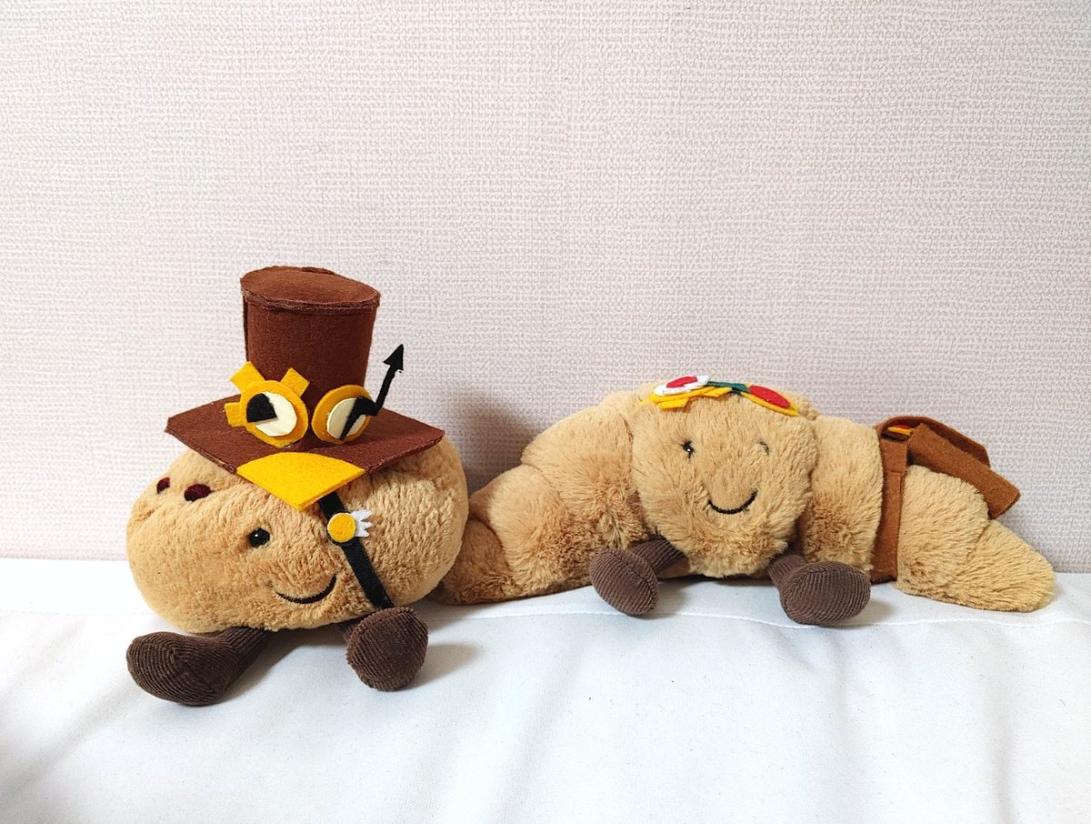 mun_nwi_'s tweet photo. #croisstime
#timecroi
Back when there were absolutely no plush merchandise items for them, I once bought Croissant and Pain au Raisin dolls from Jellycat and made their outfits myself. (They are still at my house. The clothes are a bit worn, though.) https://t.co/UJr39kGqNF