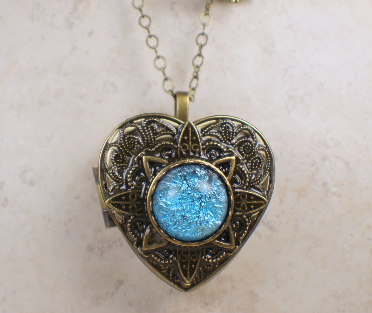 charsfavorite's tweet image. Discover the enchanting beauty of our Aqua Glass Opal Music Box Locket for just $100.00! A timeless treasure to cherish forever. #JewelryLover #GiftIdeas

Shop Now charsfavoritethings.com/products/19aqu…