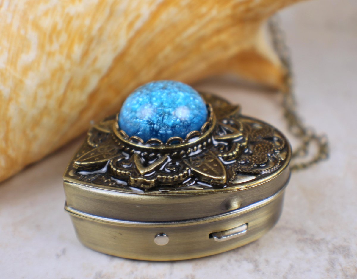 charsfavorite's tweet image. Discover the enchanting beauty of our Aqua Glass Opal Music Box Locket for just $100.00! A timeless treasure to cherish forever. #JewelryLover #GiftIdeas

Shop Now charsfavoritethings.com/products/19aqu…