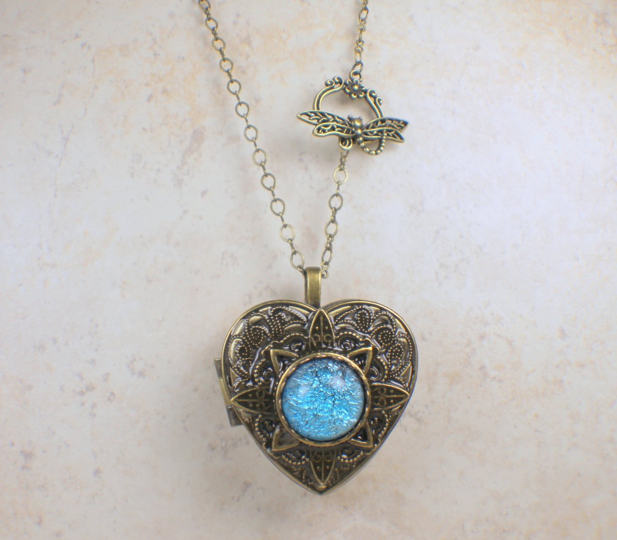 charsfavorite's tweet image. Discover the enchanting beauty of our Aqua Glass Opal Music Box Locket for just $100.00! A timeless treasure to cherish forever. #JewelryLover #GiftIdeas

Shop Now charsfavoritethings.com/products/19aqu…