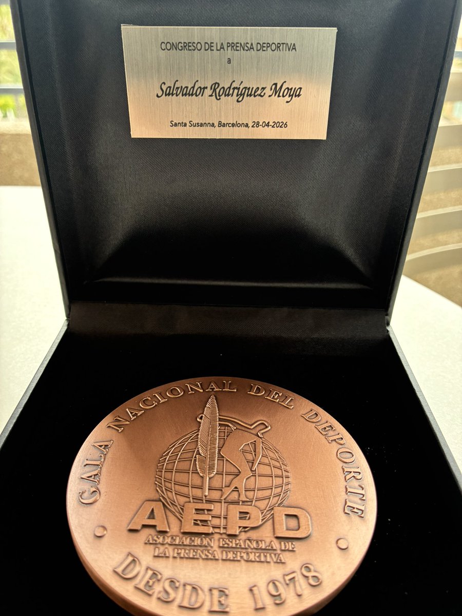 salva_moya's tweet photo. Medalla 🥉 que guardaré con mucho cariño. Un privilegio viniendo de la @periodistasAEPD Gracias compañeros. https://t.co/dOICBQVwr6
