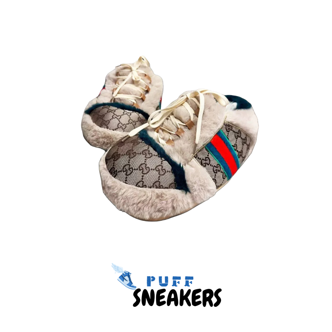 Puffsneakerstr's tweet image. Evde stilin en sade ama güçlü hali. 👟✨
Pofuduk panduflarla adımların yumuşacık, duruşun zahmetsiz cool.
Sıcacık konfor, net bir tarz. 🤍Ev modasında minimal ama etkili. 🔥#ayakkabı #dans #nike #moda #sneakers #dansokulu #modaikonu #ayakkabıdelisi #panduf #pofuduk #tatlı #stil