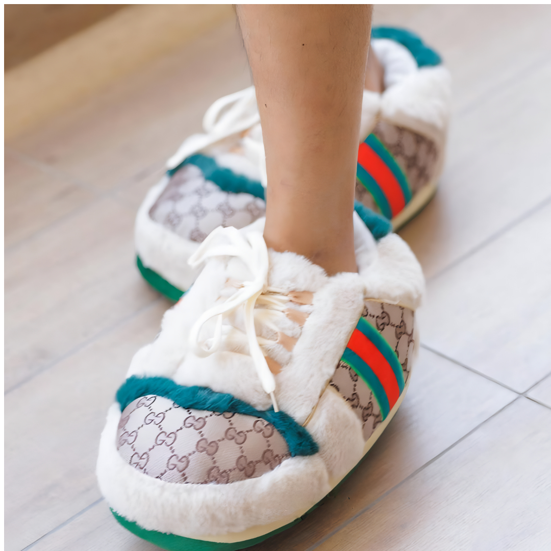 Puffsneakerstr's tweet image. Evde stilin en sade ama güçlü hali. 👟✨
Pofuduk panduflarla adımların yumuşacık, duruşun zahmetsiz cool.
Sıcacık konfor, net bir tarz. 🤍Ev modasında minimal ama etkili. 🔥#ayakkabı #dans #nike #moda #sneakers #dansokulu #modaikonu #ayakkabıdelisi #panduf #pofuduk #tatlı #stil