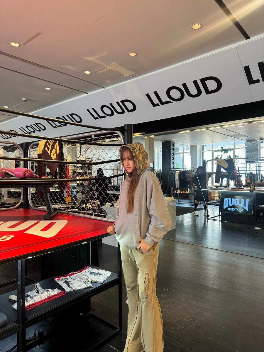 LDN327's tweet photo. BLACKPINK/LISA POPUPしてるよ🎀 アイテムと世界観がかわいすぎる🥊 lalalalisa_m ♡ wearelloud 7日まで 📍 @RESTIR_jp あそびにきてね🫠 . . . #BLACKPINK #LISA #RESTIR #POPUP #fashionstyle
cr. @leilaazjp https://t.co/0IqDmnIXHC