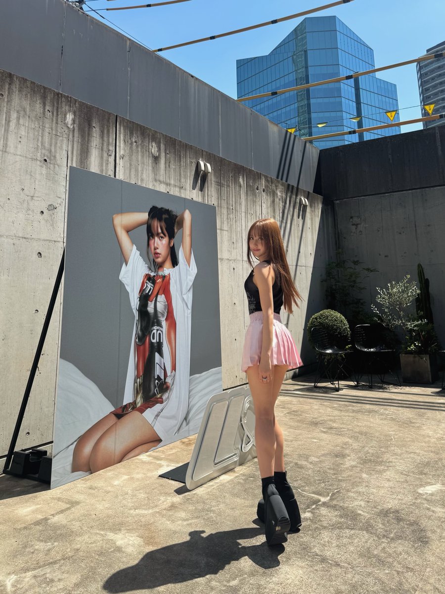 LDN327's tweet photo. BLACKPINK/LISA POPUPしてるよ🎀 アイテムと世界観がかわいすぎる🥊 lalalalisa_m ♡ wearelloud 7日まで 📍 @RESTIR_jp あそびにきてね🫠 . . . #BLACKPINK #LISA #RESTIR #POPUP #fashionstyle
cr. @leilaazjp https://t.co/0IqDmnIXHC