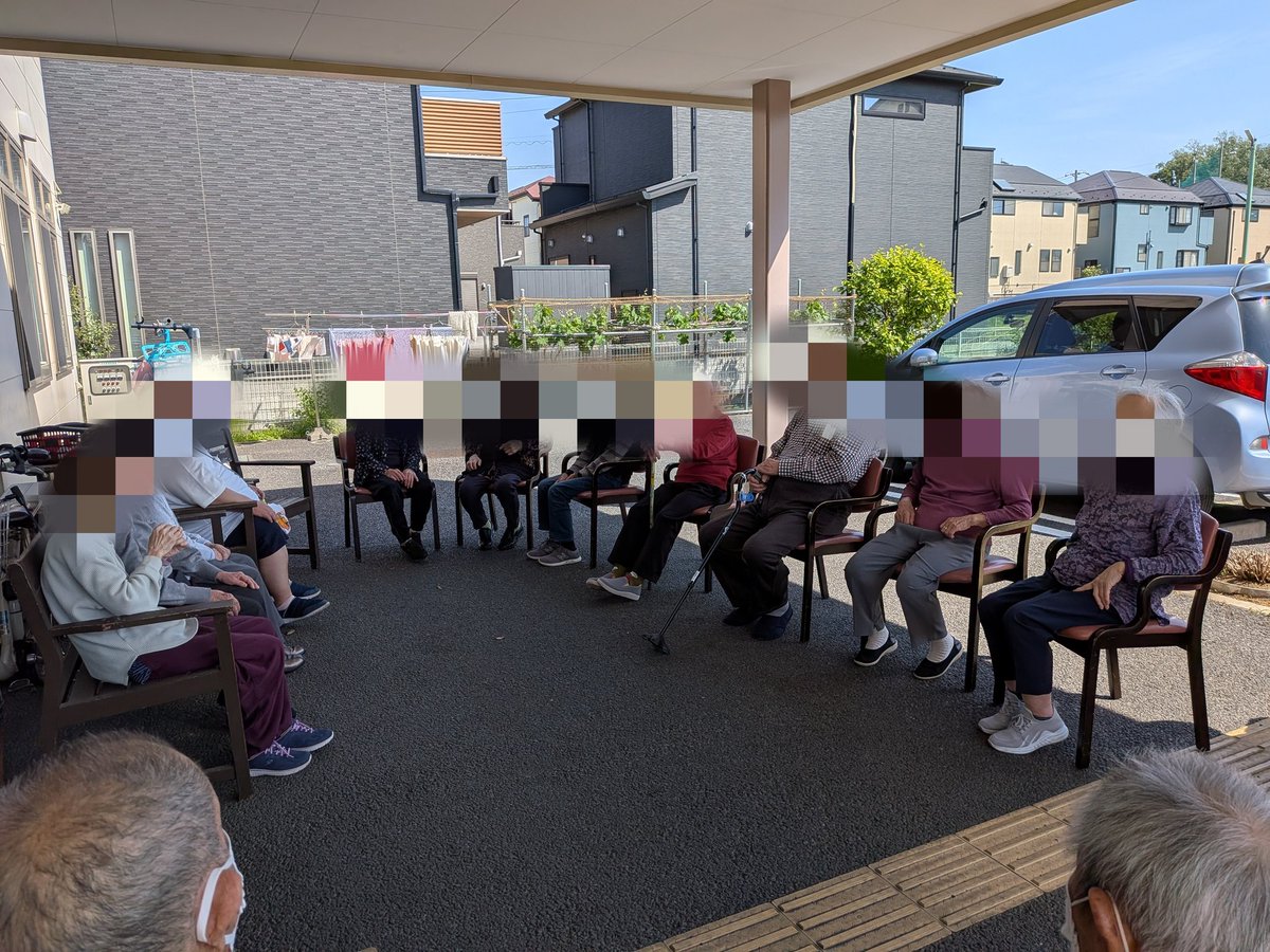 daysashima's tweet photo. お天気が良かったので本日のレクリエーションは屋外で☀
風も心地よく気持ちの良い季節になりましたね✨
個別機能訓練は少人数のグループで！いつまでも��気でいられるよう運動も頑張りましょう💪
 #川口市  #通所介護  #デイサービス  #レクリエーション https://t.co/ERYT5evYsC