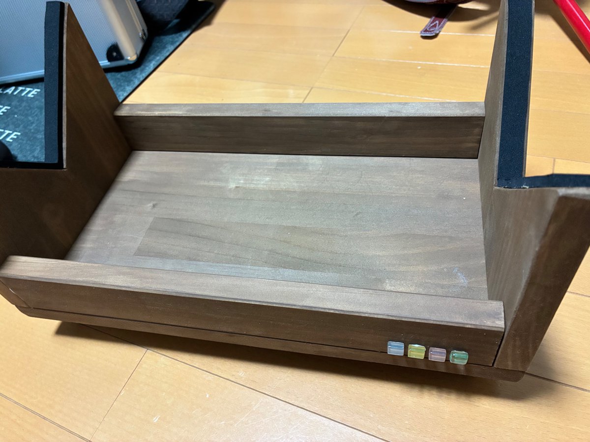 latte_sap's tweet photo. 完成しました。THR10専用アンプスタンド「ラテ夫スタンド」。
かずきさんのをみて、いいなぁ、角度だよなあ。でもこのサイズはないよなあ。ならば作ろう。
キャスターもつけてお掃除楽!
ワンポイントガラスモザイク🙂
#萩原悠ギター教室
#Kamine Amp Stand
#Cullate https://t.co/BgN88qDj3b