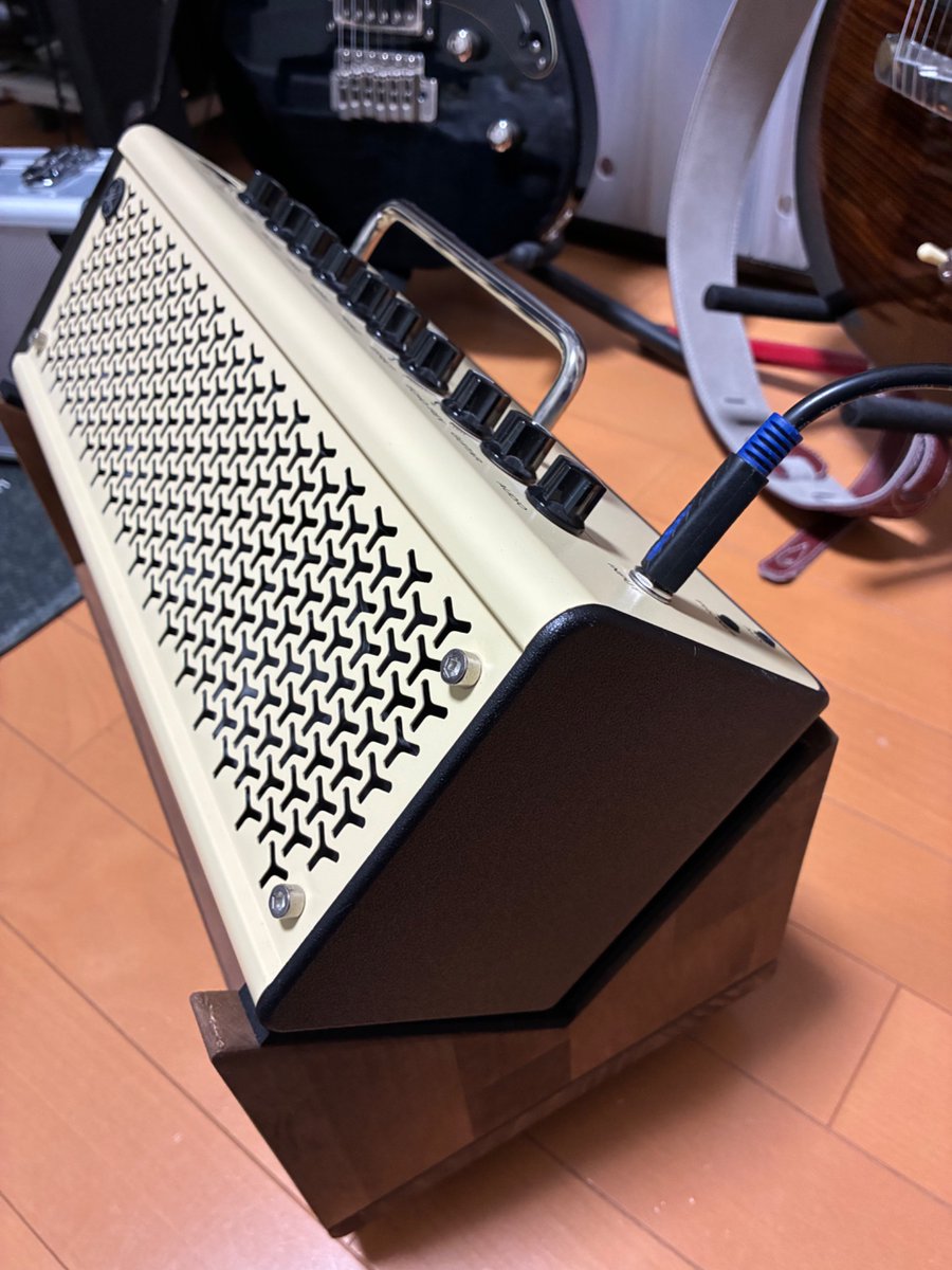 latte_sap's tweet photo. 完成しました。THR10専用アンプスタンド「ラテ夫スタンド」。
かずきさんのをみて、いいなぁ、角度だよなあ。でもこのサイズはないよなあ。ならば作ろう。
キャスターもつけてお掃除楽!
ワンポイントガラスモザイク🙂
#萩原悠ギター教室
#Kamine Amp Stand
#Cullate https://t.co/BgN88qDj3b