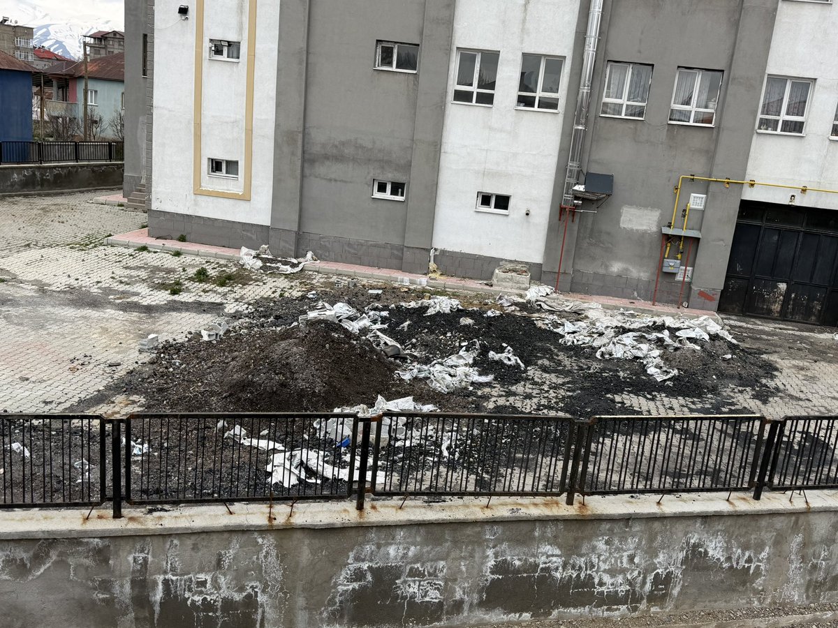 clks99's tweet photo. Yüksekova Halit okay okulu okul  bahçesi utanç verici! Çamur, moloz ve çöple dolu.
Sayın Müdür, bu ihmalin sorumlusu sizsiniz!
Veliler, siz de sessiz kalarak suç ortağı oluyorsunuz!
Çocuklarınız bu pislikte mi büyüyecek? @tcmeb @egitimsen @Akparti https://t.co/PxqUoc9F9f